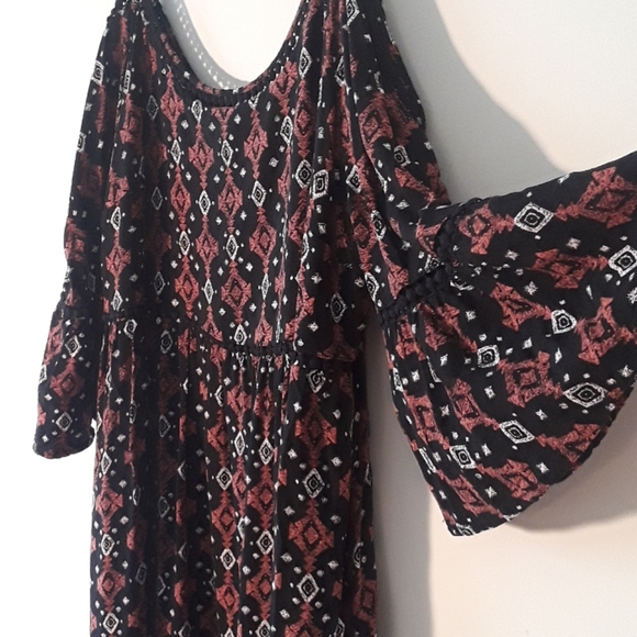 Torrid Multi-Color Geo Print Challis Cold Shoulder - Picture 6 of 6